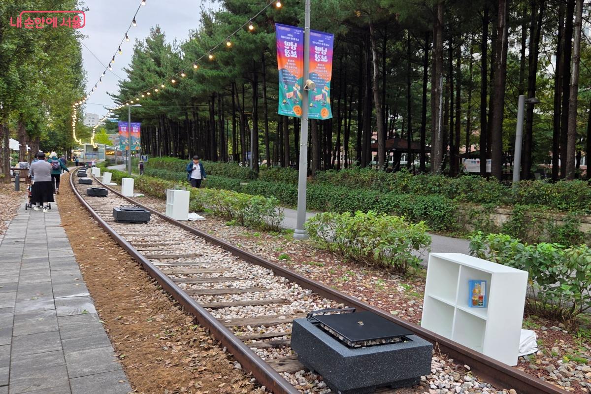 철길을 따라 불빛을 바라볼 수 있는 불멍존을 마련했다. ©김미선