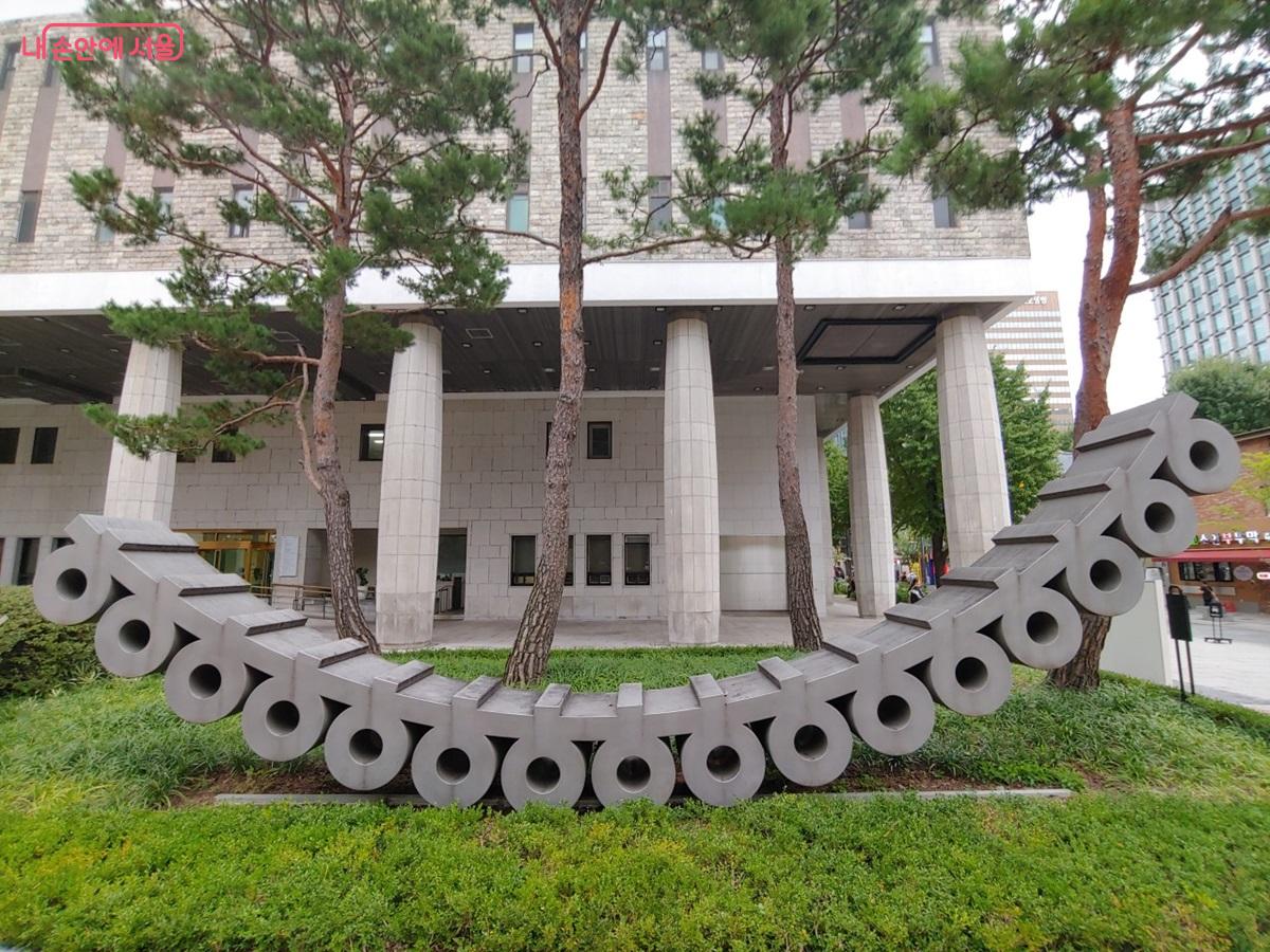 외국인들에게 웃음소리 의성어처럼 보여 인기가 높은 한글 자음 'ㅎ'을 주제로 한 조형물 ©김병규