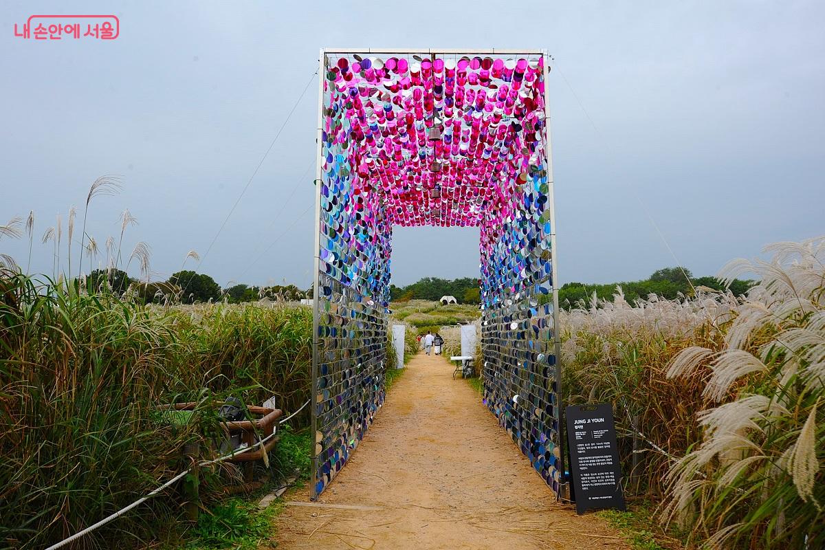 소원존의 다이크로익 아트 작품인 전지연 작가의 ‘생명의 숲’ ⓒ조수봉