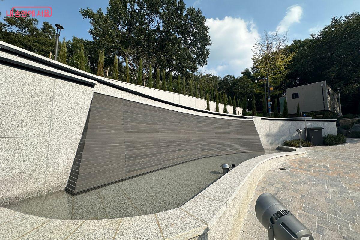 맞이마당에는 물줄기가 흐르는 장치가 있다. ©김재형