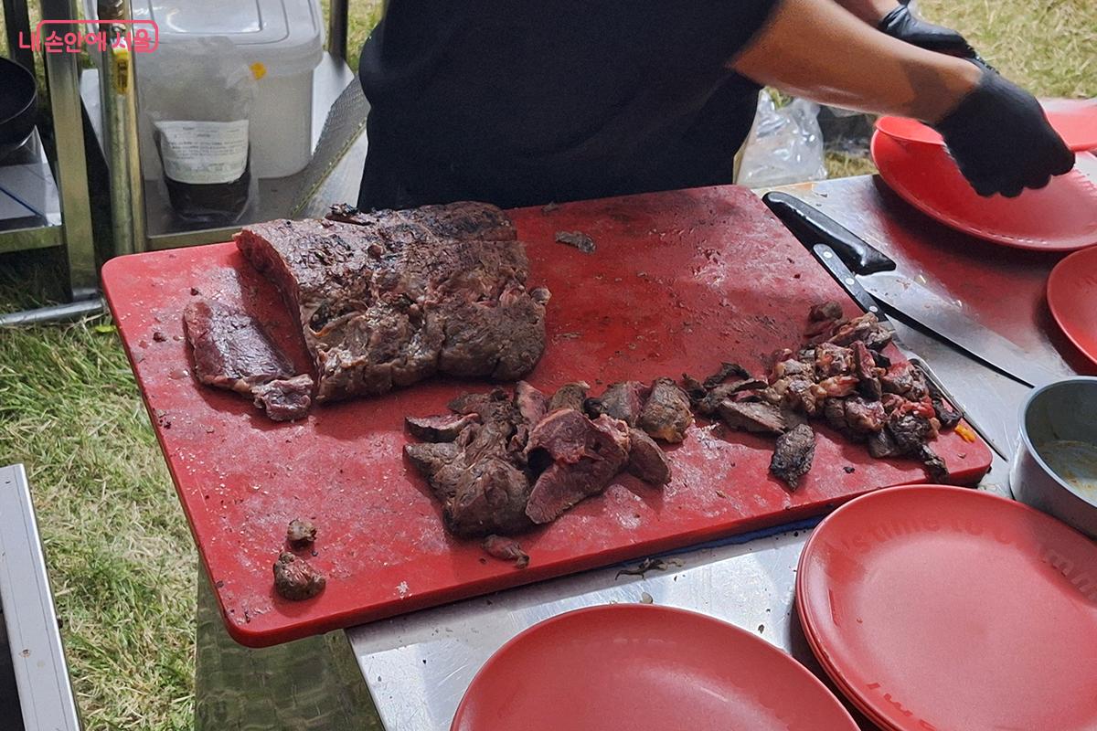 가수 성시경이 추천한 맛집으로 유명한 ‘해봉정육’에서 고기 손질하는 모습을 선보였다. ©백승훈