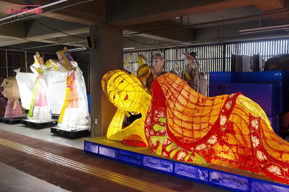 박물관 입구에 연등회에서 사용하였던 멋진 연등 들이 전시 되어 있다