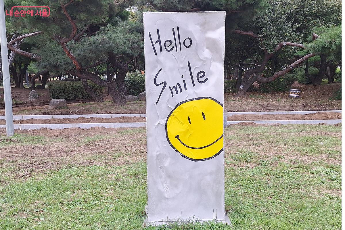 박건재 작 '개인'은 웃는 얼굴을 통해 도시에서의 인간 관계가 이어지는 일상의 작은 기쁨을 표현한다.