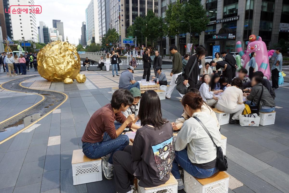사전행사가 펼쳐진 날은 조형물을 형상화한 비즈로 팔찌를 만드는 프로그램이 진행되었다. ©김윤경