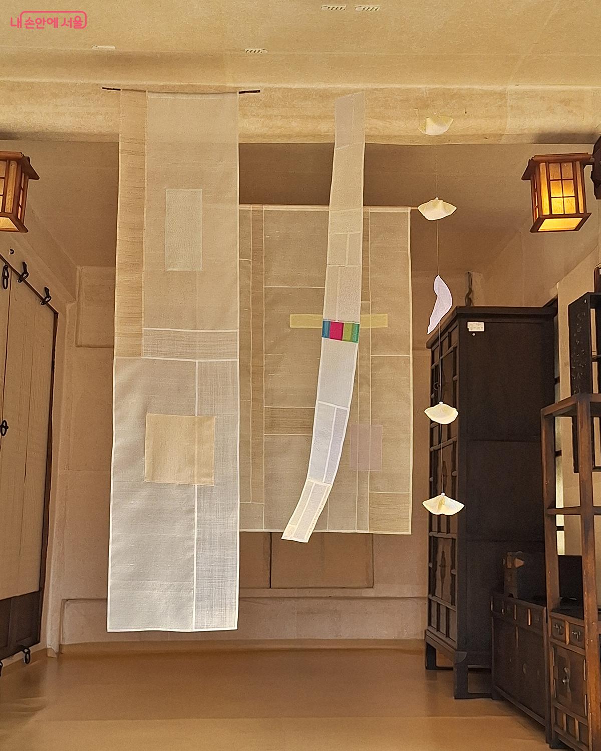 최성미 작가는 전통 손바느질로 ‘집념의 미학’을 구현한다. ©정향선