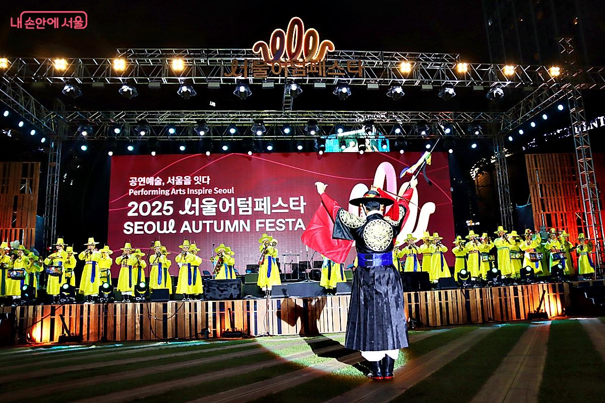 첫 무대는 서울어린이취타대. 어린 연주자들의 패기 넘치는 퍼포먼스가 시작되자마자 광장은 박수 파도로 출렁였다. ©정향선