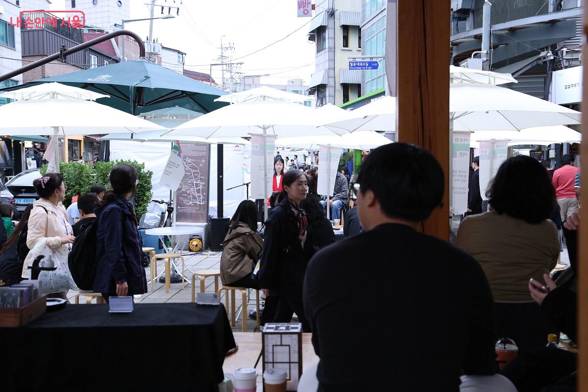 통인시장 정자에서 '통인가맥축제'가 열렸다. ©허혜정