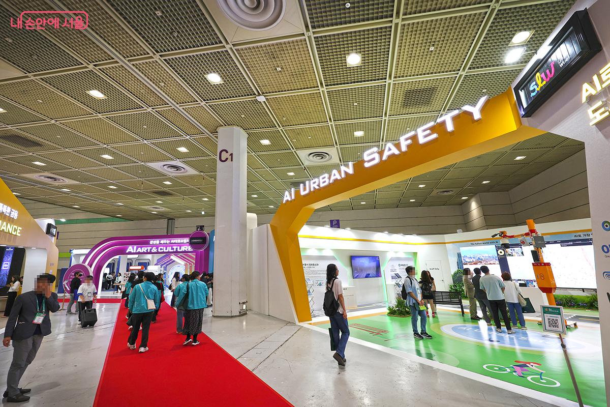 레드 카펫을 따라가며 도슨트 투어를 즐길 수 있다. ©김주연