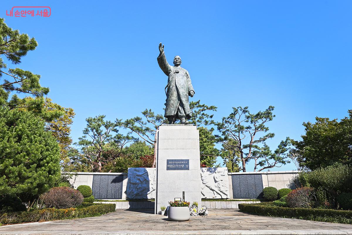 백범 김구 선생님 서거 20주기를 맞이해 조성된 공원과 동상 ©김주연