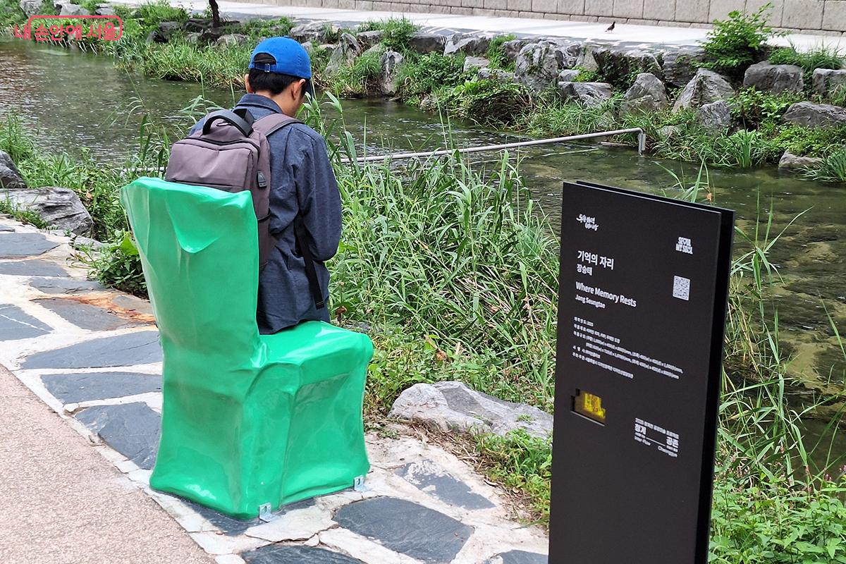 장승태 작가의 <기억의 자리>는 낡은 소파와 의자를 통해 잊혀진 사물의 기억을 되살리고 흐름과 멈춤이 공존하는 풍경을 만들어낸다. ©이혜숙
