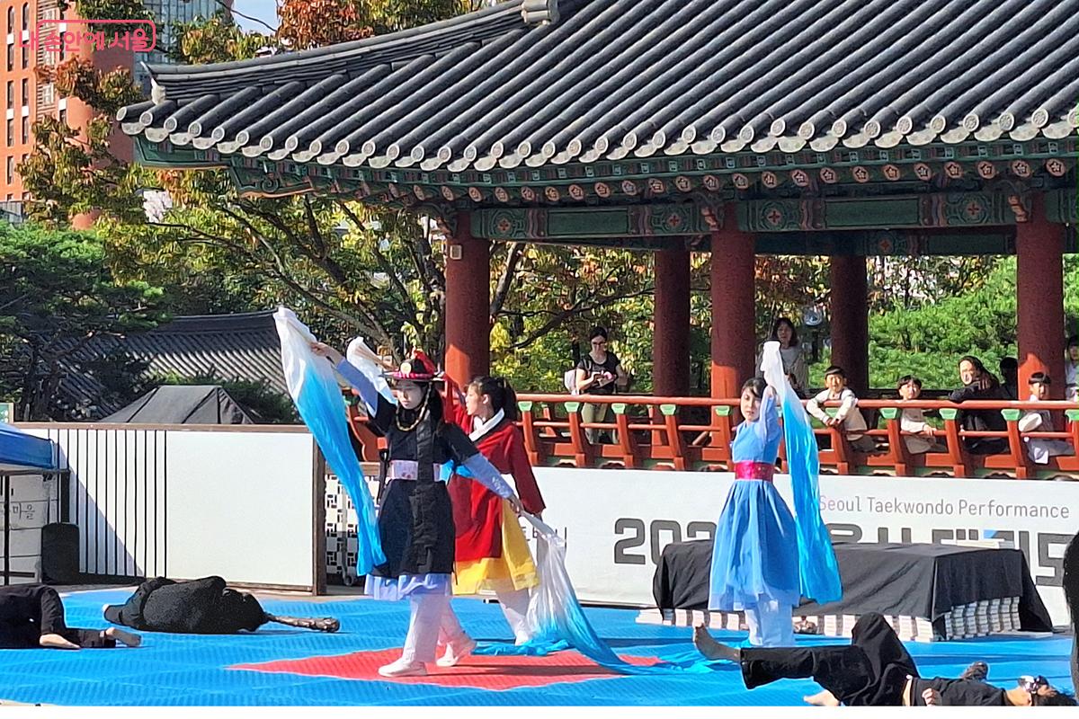 남산골한옥마을 천우각 무대에서는 태권시범단 '미르메'팀의 태권 시범이 열렸다. ©백승훈