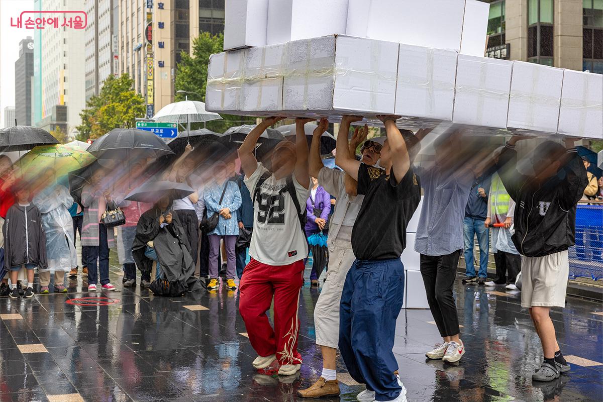 시민들이 거리예술가들과 함께 구조물을 들며 퍼포먼스에 참여하는 순간 ⓒ장신자