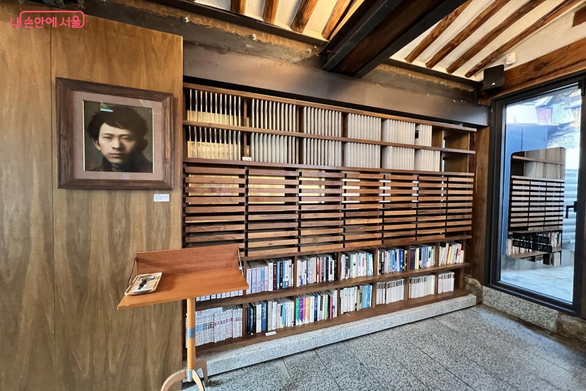 이상의집 내부. 시대별로 작품이 아카이빙 되어 있다. ©박지영