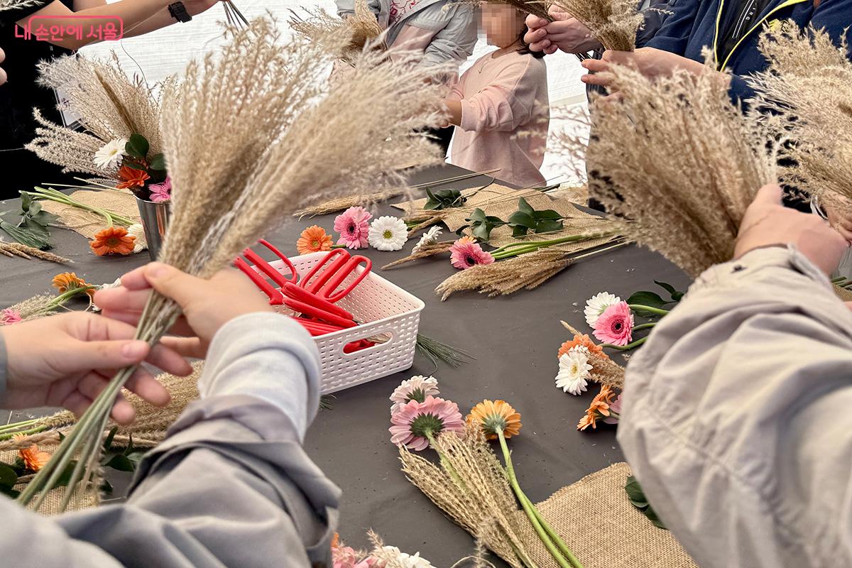 체험존에서 진행한 '억새 꽃다발 만들기' ©김미정