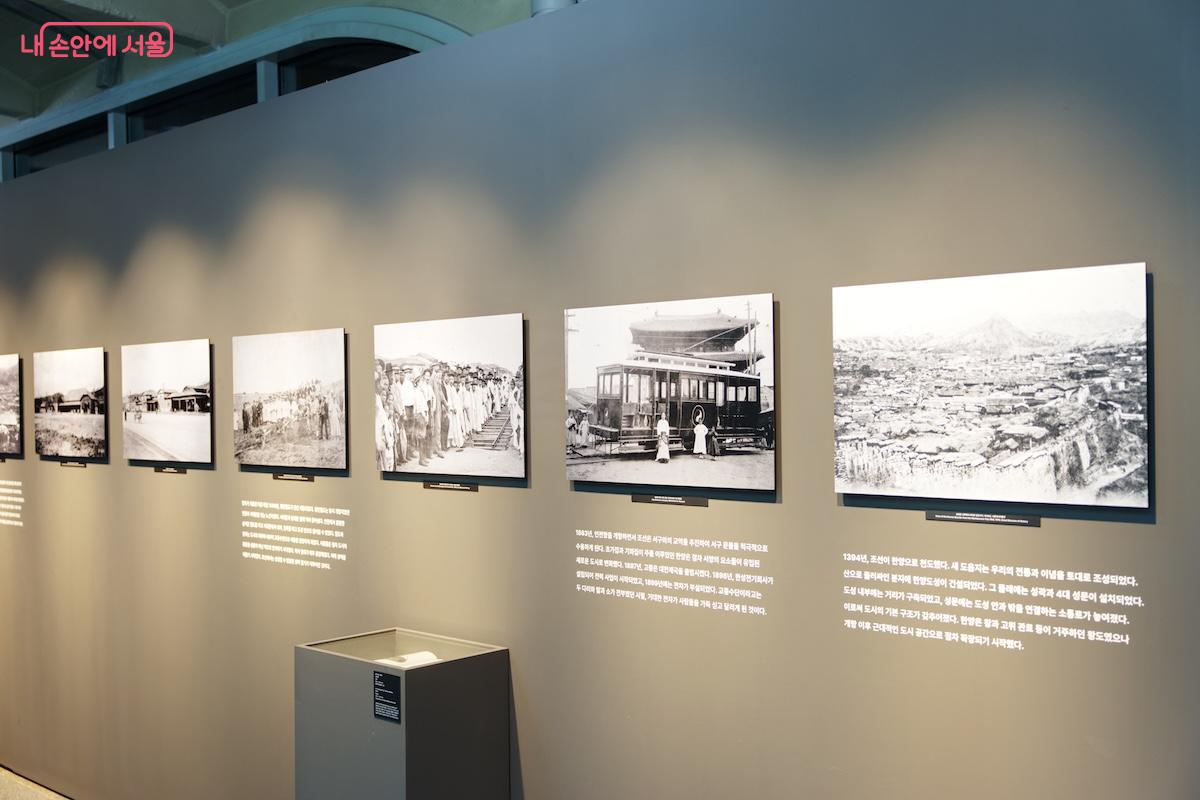 서울역의 과거와 현재를 다시 짚어보는 사진들이 전시되어 있다. ©임중빈