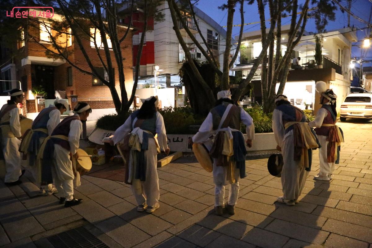 서촌의 수호나무 백송 주변에서 풍물패의 공연이 있었다. ©허혜정