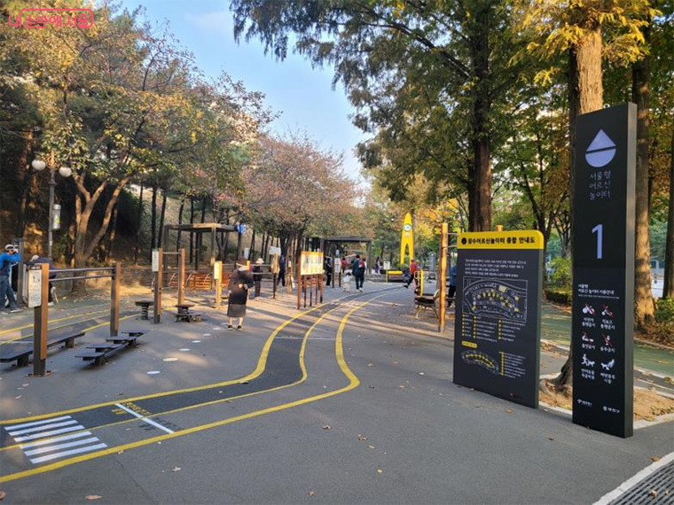어르신 맞춤형 기구가 설치된 '어르신 놀이터'가 서울 전역에 확대된다. 사진은 양천구 장수공원.