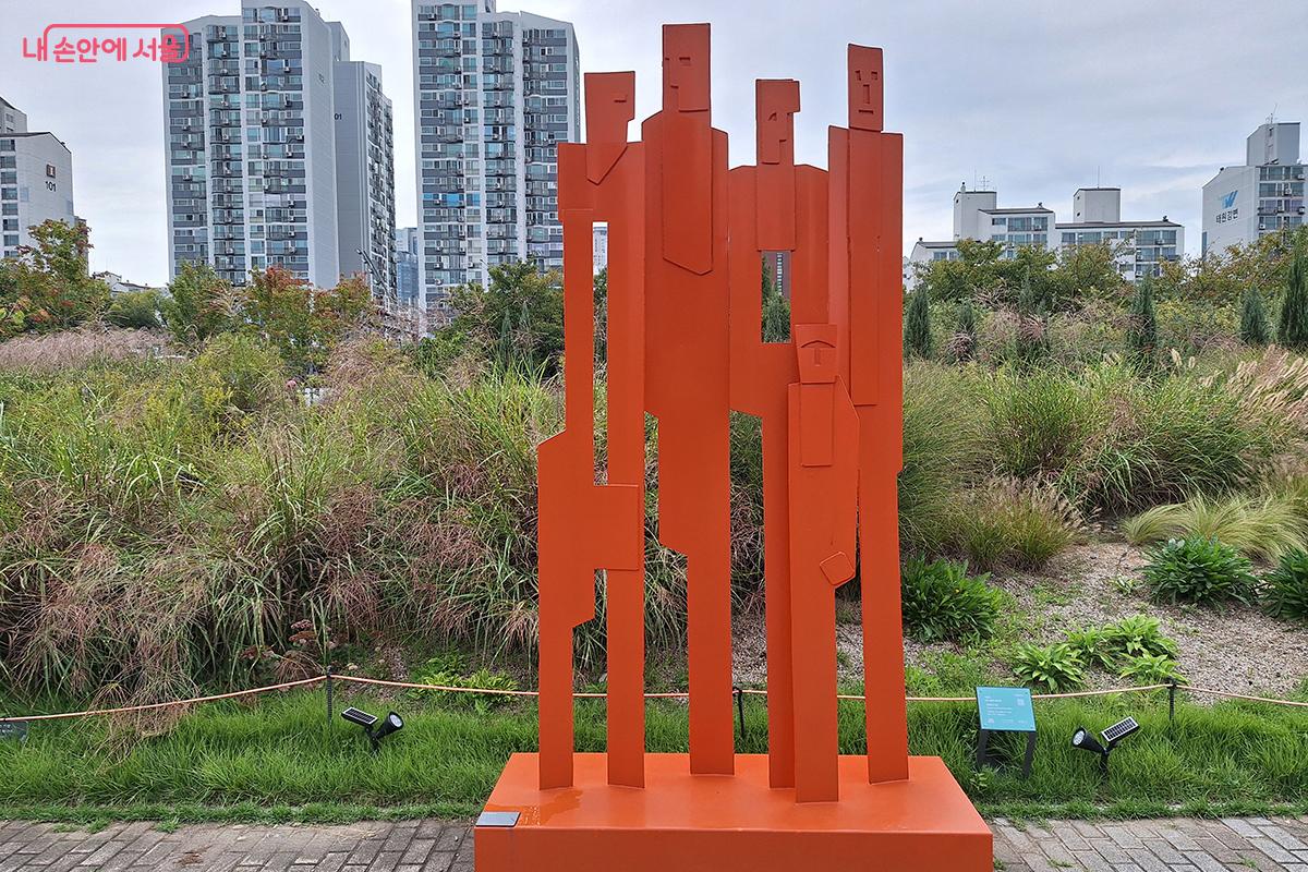 오상욱 작가의 '세대간의 유대'는 한 지붕 아래 사는 삼대를 통해 가족의 의미를 보여준다.