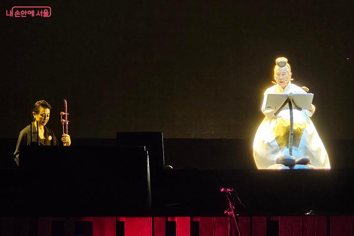  무대 위 단 한 사람의 목소리가 수천 명의 마음을 붙잡아두는 경험은 공연예술만이 줄 수 있는 기적이다. ©이혜숙