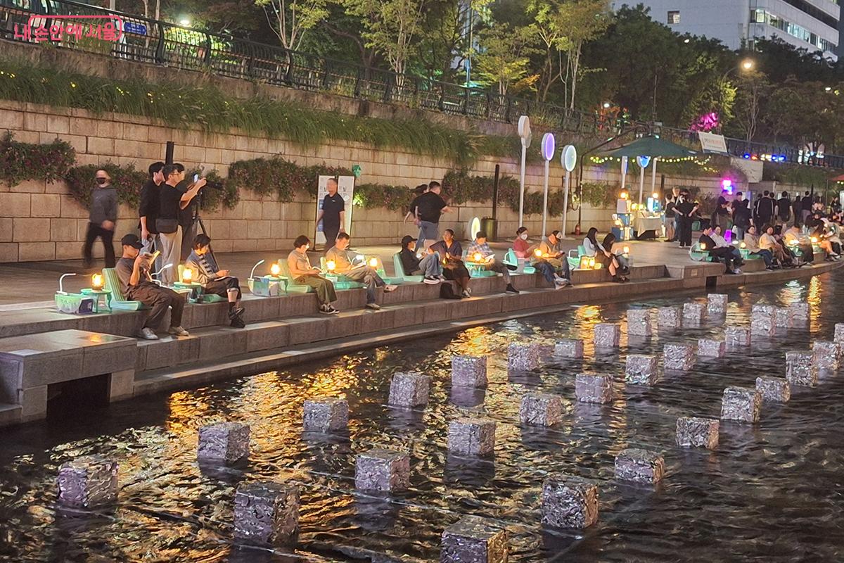 임근영, 전재봉 작가의 <청계유석>은 알루미늄 재생 금속을 활용해 도시와 환경의 관계에 대한 의미심장한 질문을 던진다. ©이혜숙