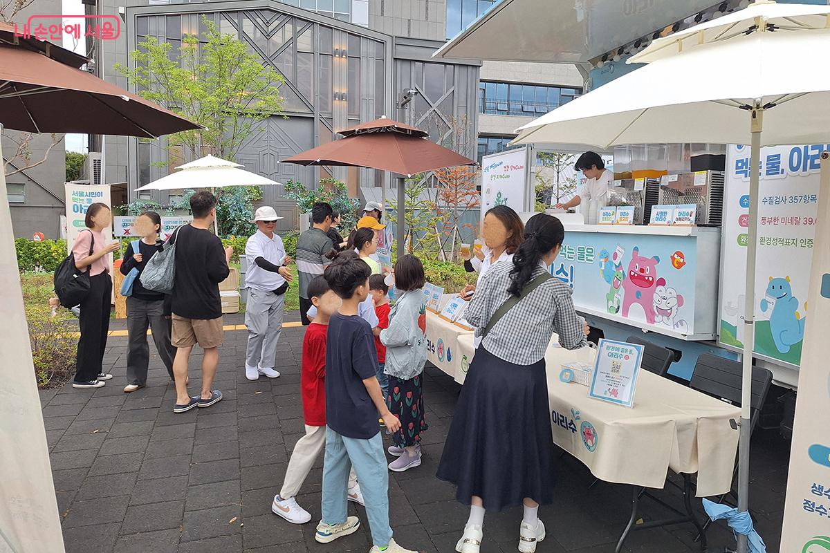 ‘아리수 와우카’ 부스에서는 시원한 아리수로 만든 망고, 청포도 주스, 아이스 아메리카노까지 무료로 제공되어 가을 햇살 아래 갈증을 해소할 수 있었다. ©이혜숙