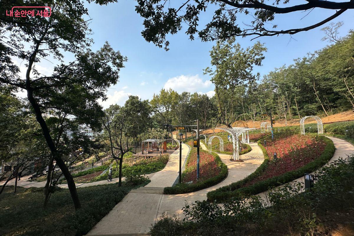 순흥 안 씨 묘역 남측에 주민쉼터가 조성됐다. ©김재형