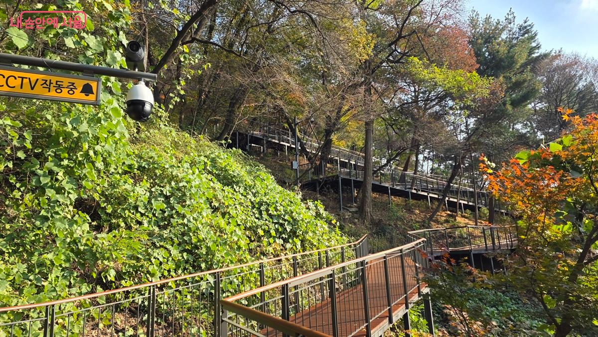 남산 하늘숲길 곳곳에는 안심하고 산책할 수 있도록 CCTV가 설치되어 있다. ©최용수