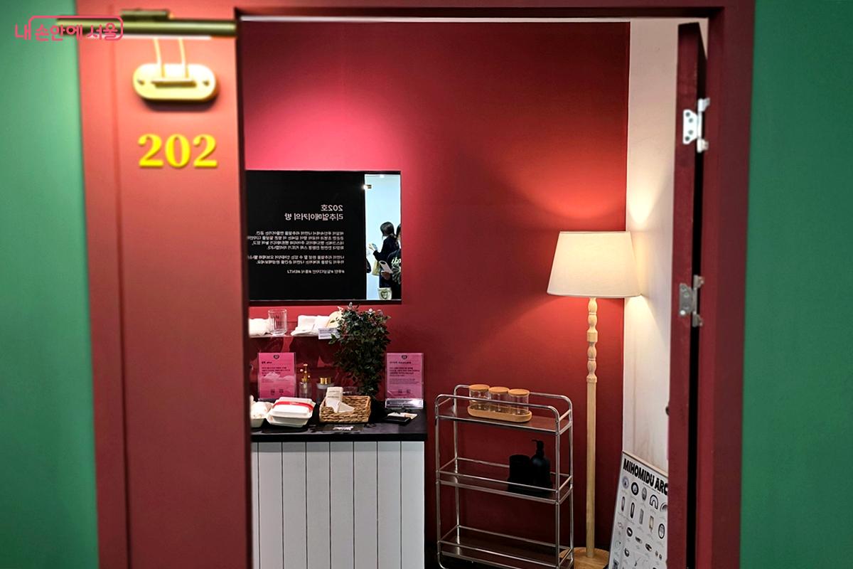 '리추얼메이커의 방'으로 꾸며진 202호 ⓒ김윤경