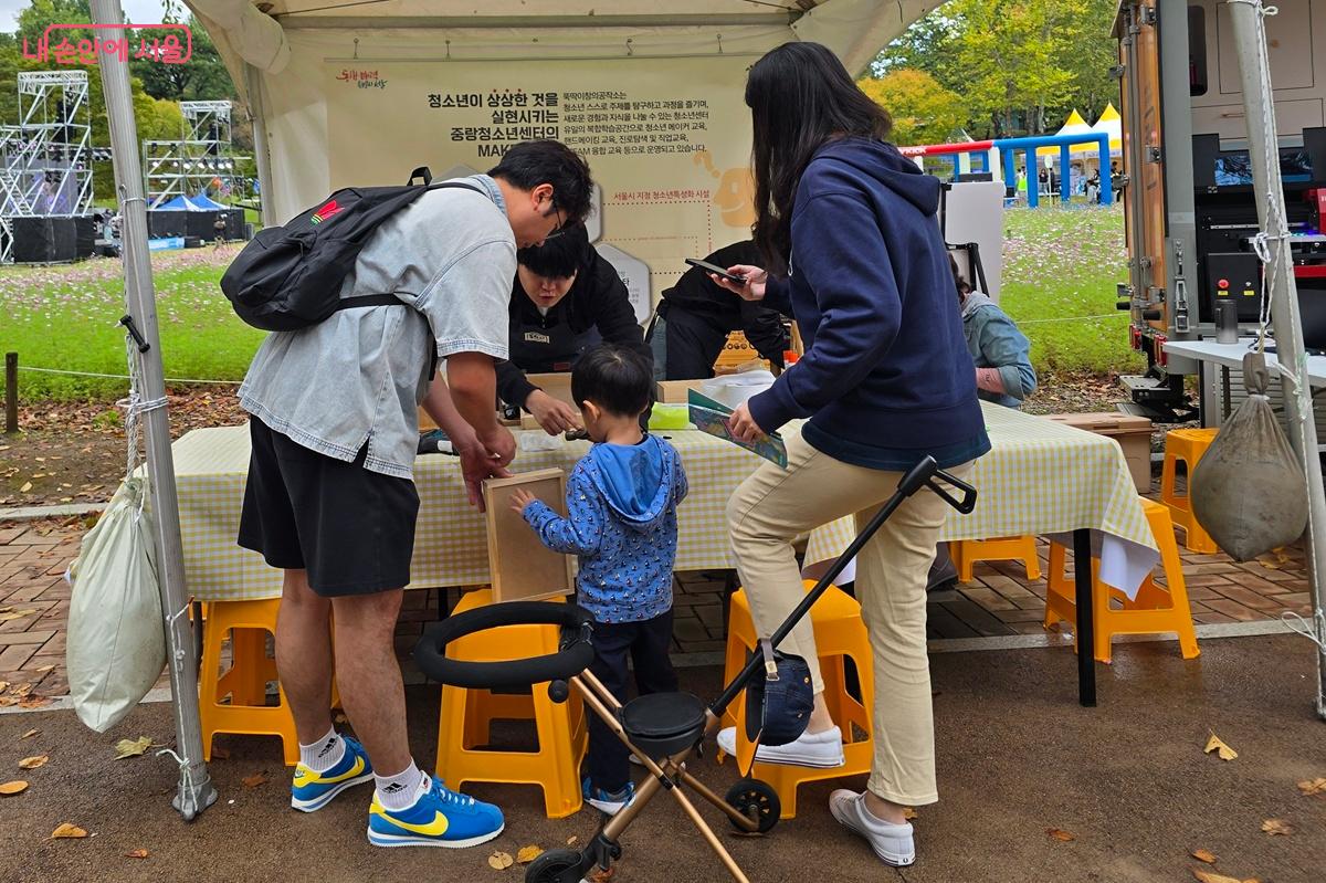  ‘뚝딱이유니버스’ 목공 클래스 체험 모습 ©조성희