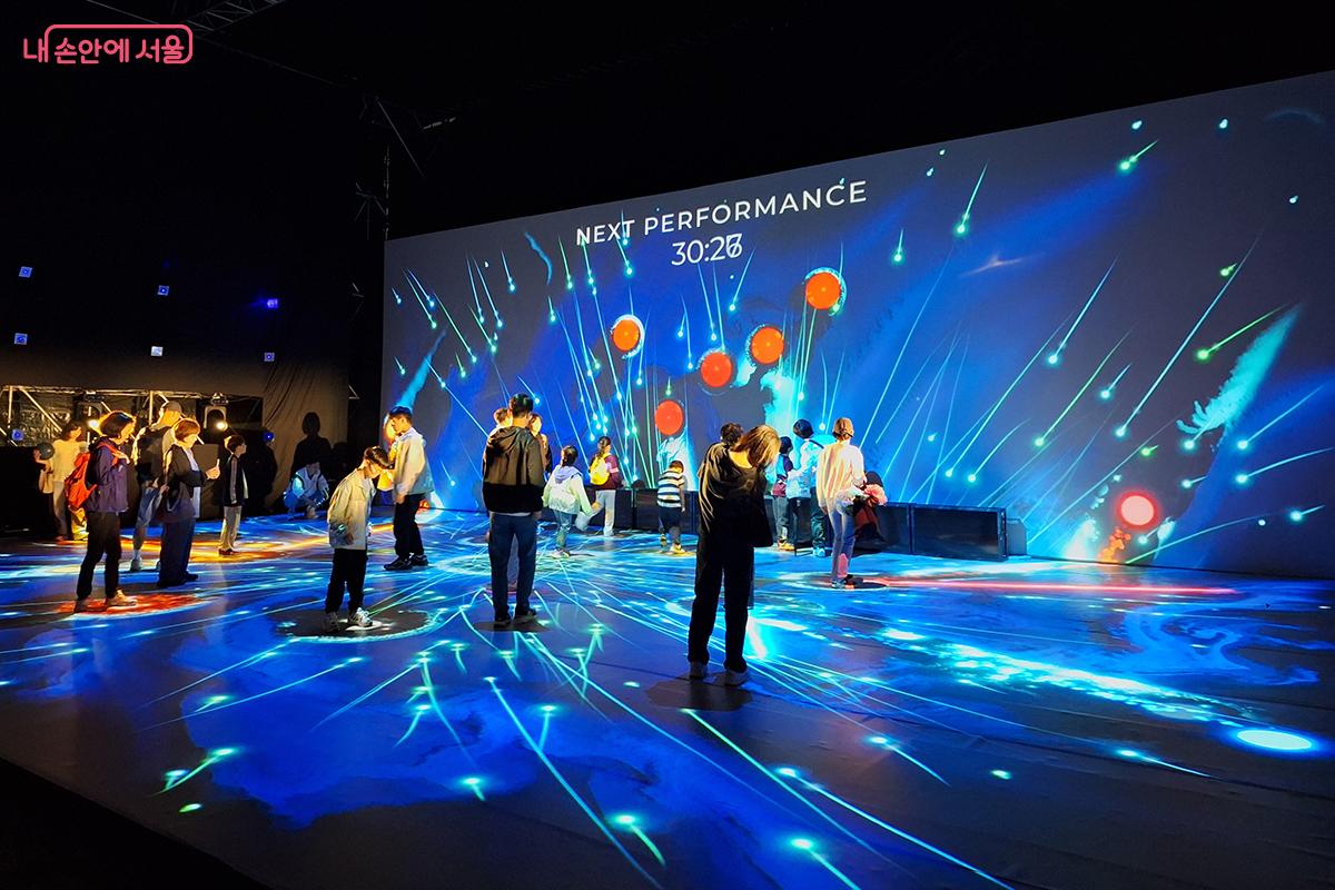 비디오 파즈(Video Phase)의 <비트 온>은 관람객이 곧 무대의 주인공이 되는 경험을 선사한다. 