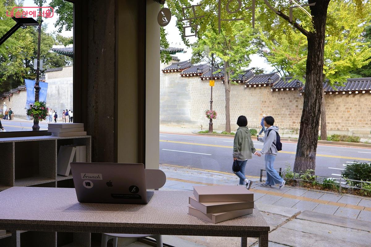 경복궁 돌담길을 배경으로 설치된 브런치 팝업 전시 <작가의 꿈> 작가 포토존 ©이봉덕