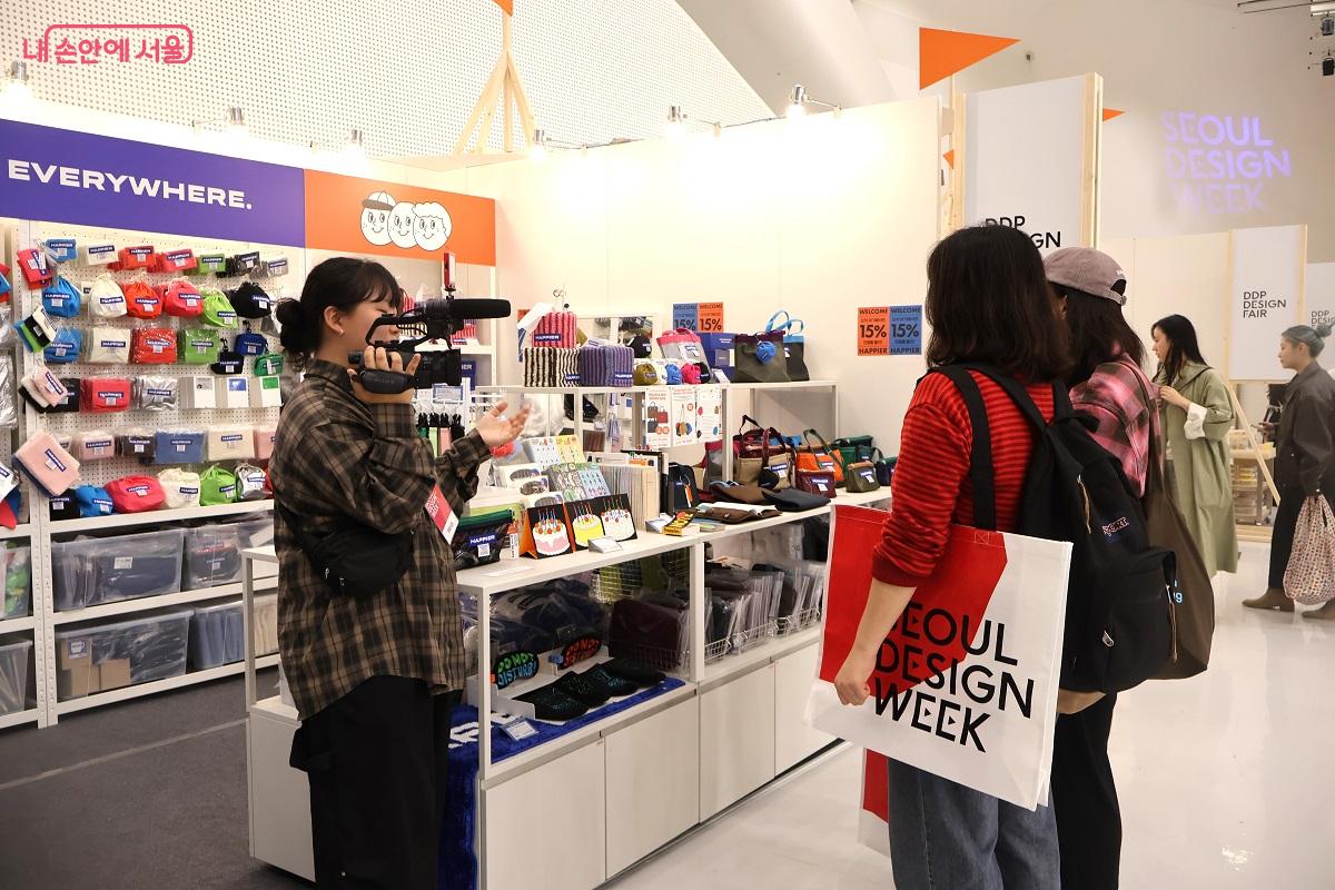 행사장에서 관람객의 인터뷰 취재가 진행되고 있다. ©이봉덕