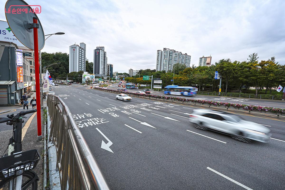 지하철 9호선 노들역 3번 출구로 나오면 용양봉저정공원이 가까이 있다. ©김주연