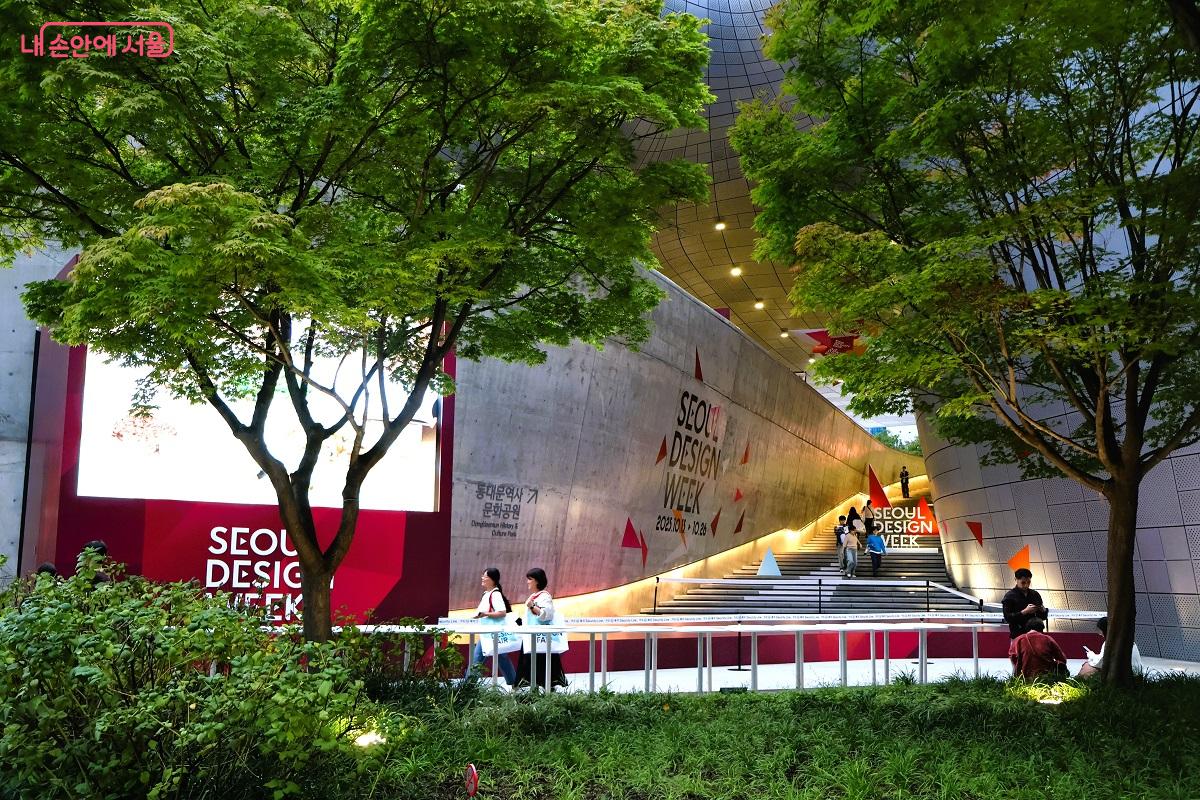 서울디자인위크는 전시·콘퍼런스·마켓·시민 참여 프로그램이 어우러진 도심형 축제로다. ©이봉덕