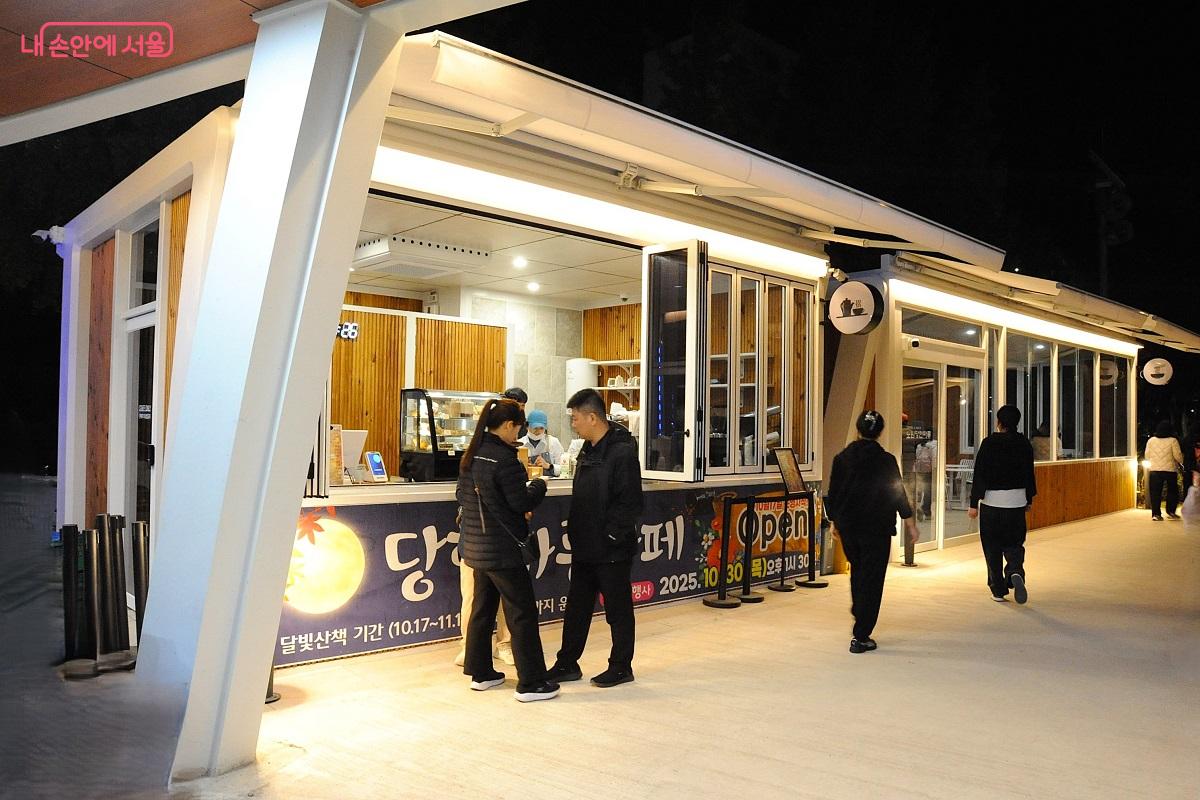 11월 초 개장 예정인 수변활력거점 ‘당현마루’의 카페와 라면존이 임시로 문을 열었다. ©조수봉