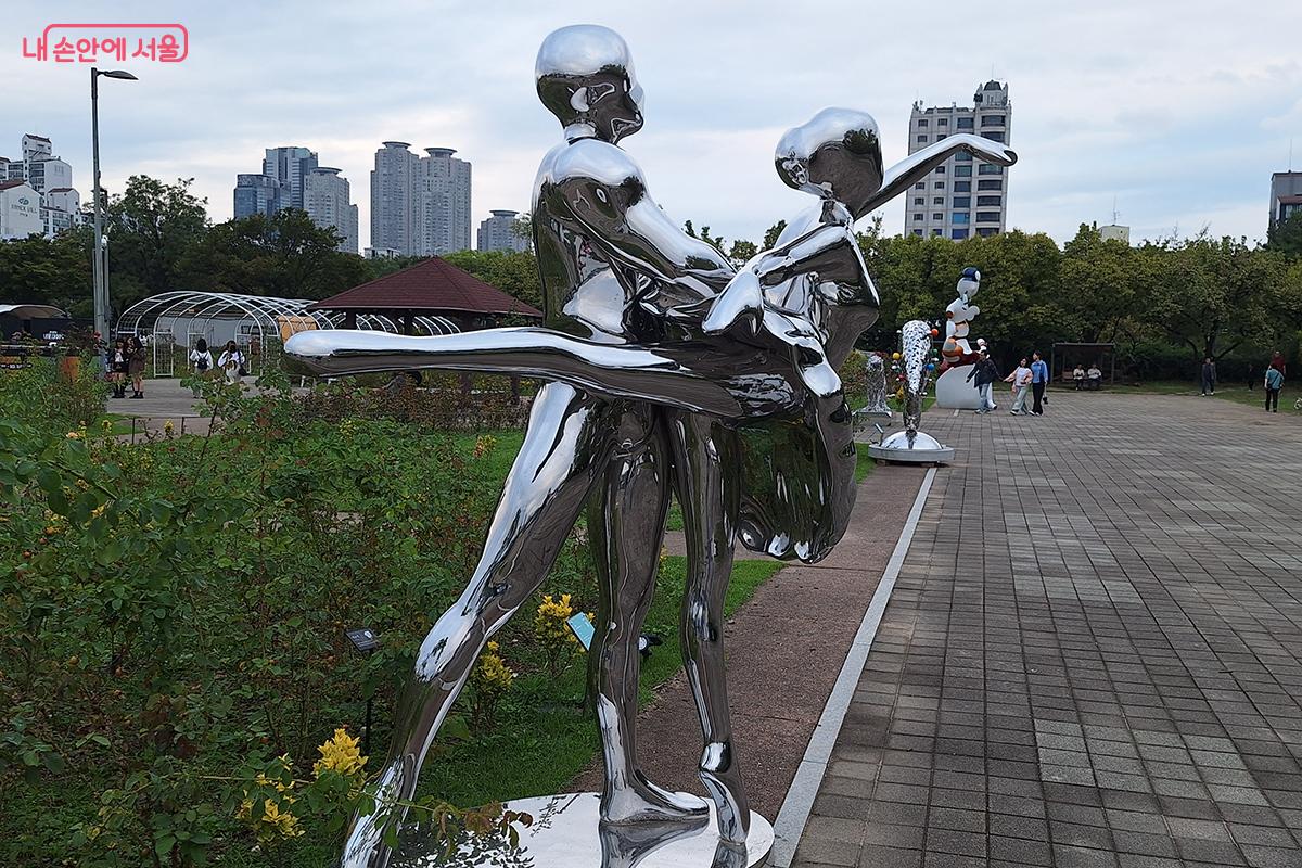 박찬걸의 '발레'는 발레리나 발레리노 한 쌍을 통해 발레의 우아함과 고전미를 표현한다.