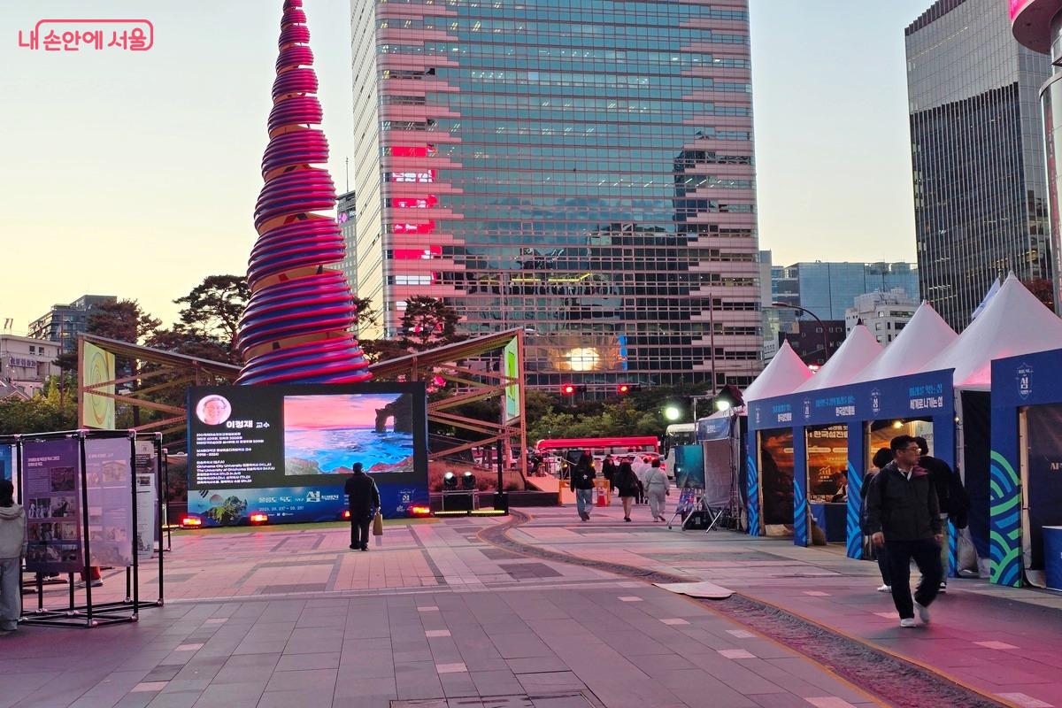 청계광장을 찾은 시민들은 커다란 스크린을 통해 울릉도와 독도를 만날 수 있다. ©김은주