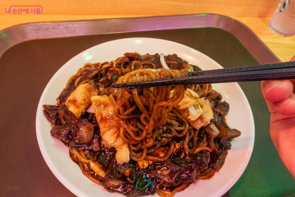 맵기 조절이 가능한 해물쟁반짜장을 주문했다. ©이진형
