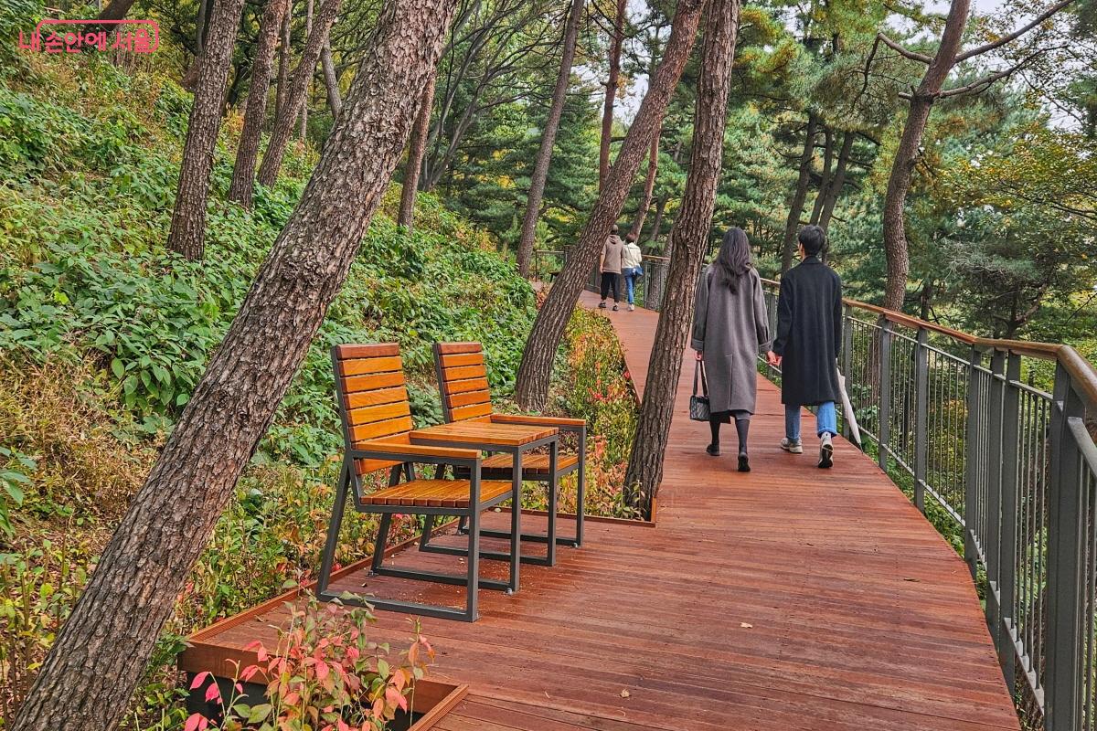 군데군데 의자와 테이블이 있어 편히 쉬기 좋다. ©이선미