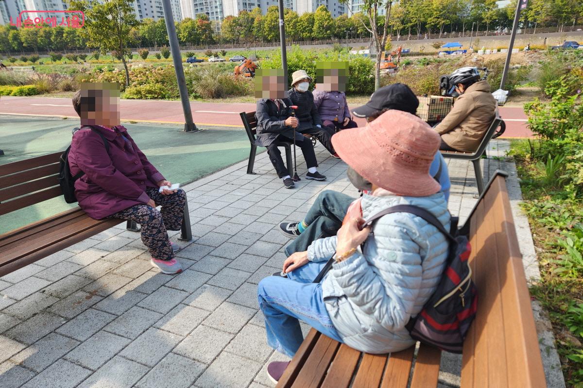 90세의 어르신이 '북부런'에 참가해서 걷다가 잠시 벤치에 앉아서 휴식을 취하고 있다. ⓒ윤혜숙