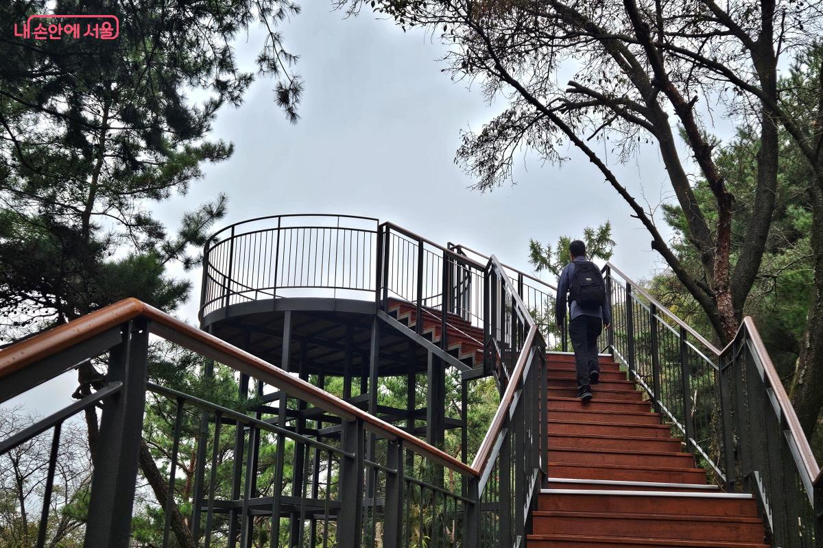 솔빛전망대는 몇 개의 계단을 올라야 한다. ©이선미