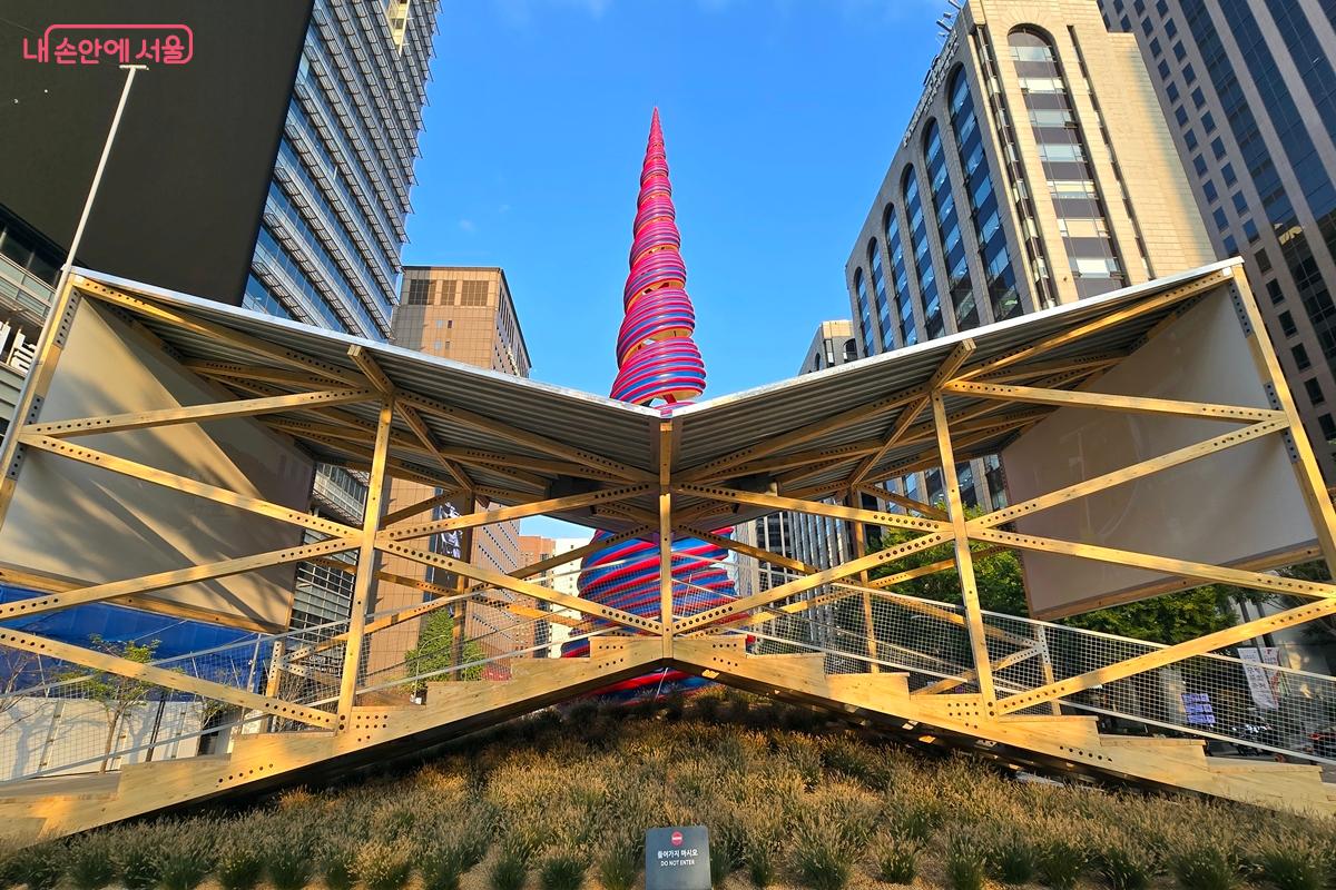 다슬기 모양의 조형물 ‘스프링’을 보다 가까이 볼 수 있도록 '커넥천 파빌리온'이 세워졌다. ©김윤경