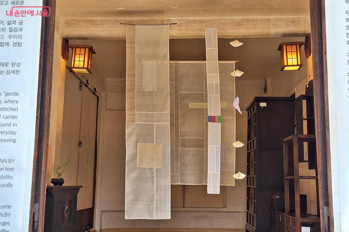 작가는 오랜 전통을 이어온 규방공예 기법을 바탕으로, 자연과 인간의 내면세계를 아우르는 ‘식물적 감각’과 ‘식물적 사유’를 예술로 구현해낸다. ©백승훈