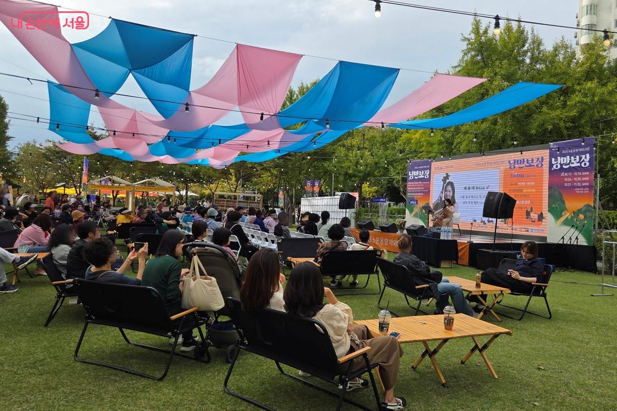 첼로 버스킹 공연으로 가을 숲에 음악 소리가 울려 퍼진다. ©김미선