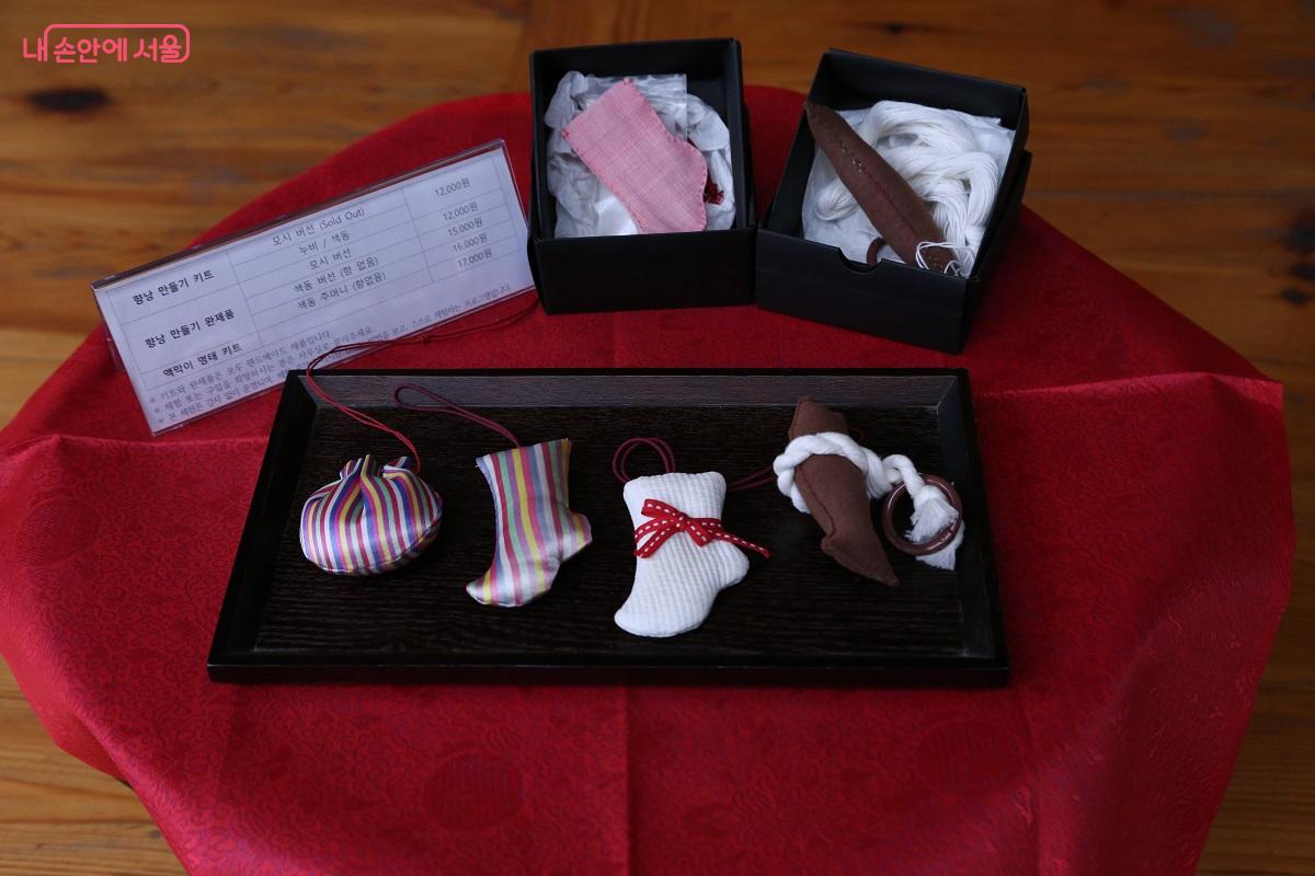 상촌재에서는 전통 소품 만들기 체험을 할 수 있다. ©허혜정