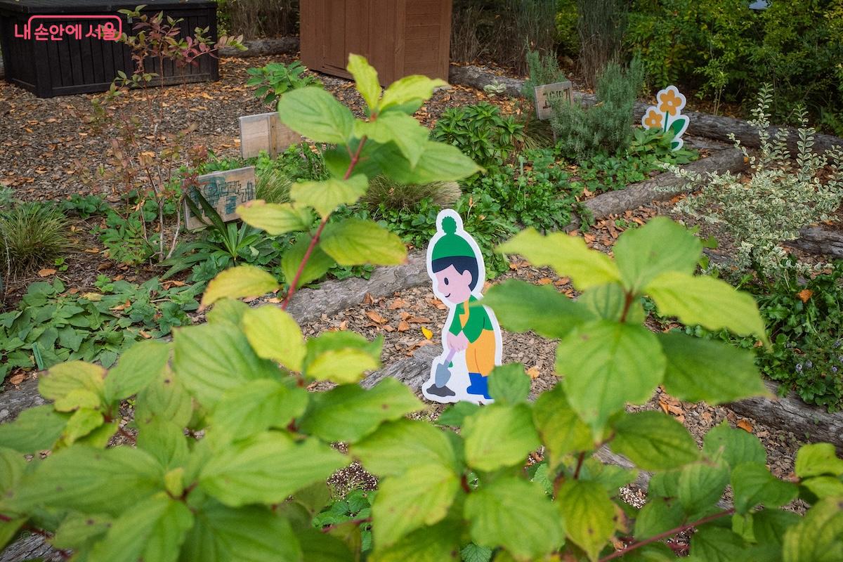 아이들이 직접 가꾸는 오감체험 정원의 일러스트 장식이 돋보인다. ©이진형