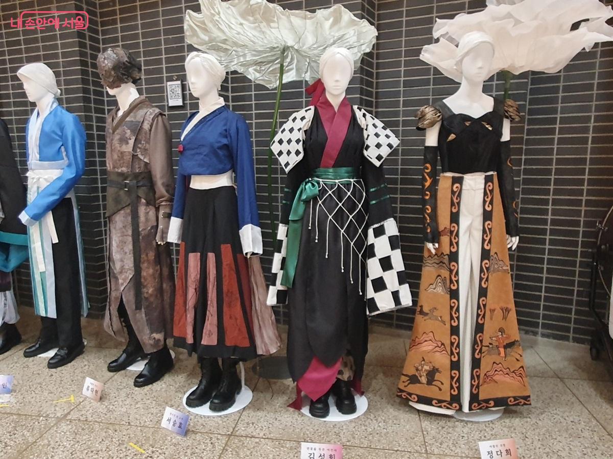 배화여자대학교 한복문화콘텐츠학과 졸업작품전에 '연꽃'을 주제로 만든 한복들 ©엄윤주