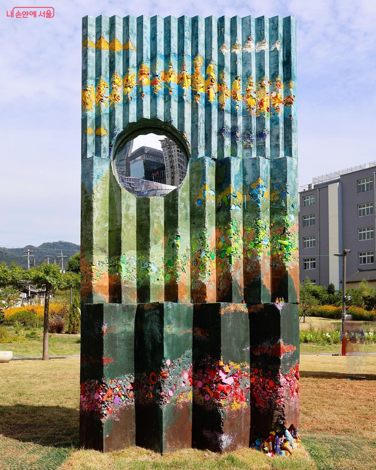 비한국적 재료를 사용해 한국적인 색과 구성을 시도한 요앞 건축 작 '낯선 산수' ©이봉덕 