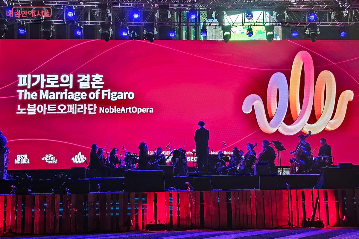 노블아트오페라단의 <피가로의 결혼>, 서울광장을 야외 오페라 극장으로 바꿨다. ©이혜숙