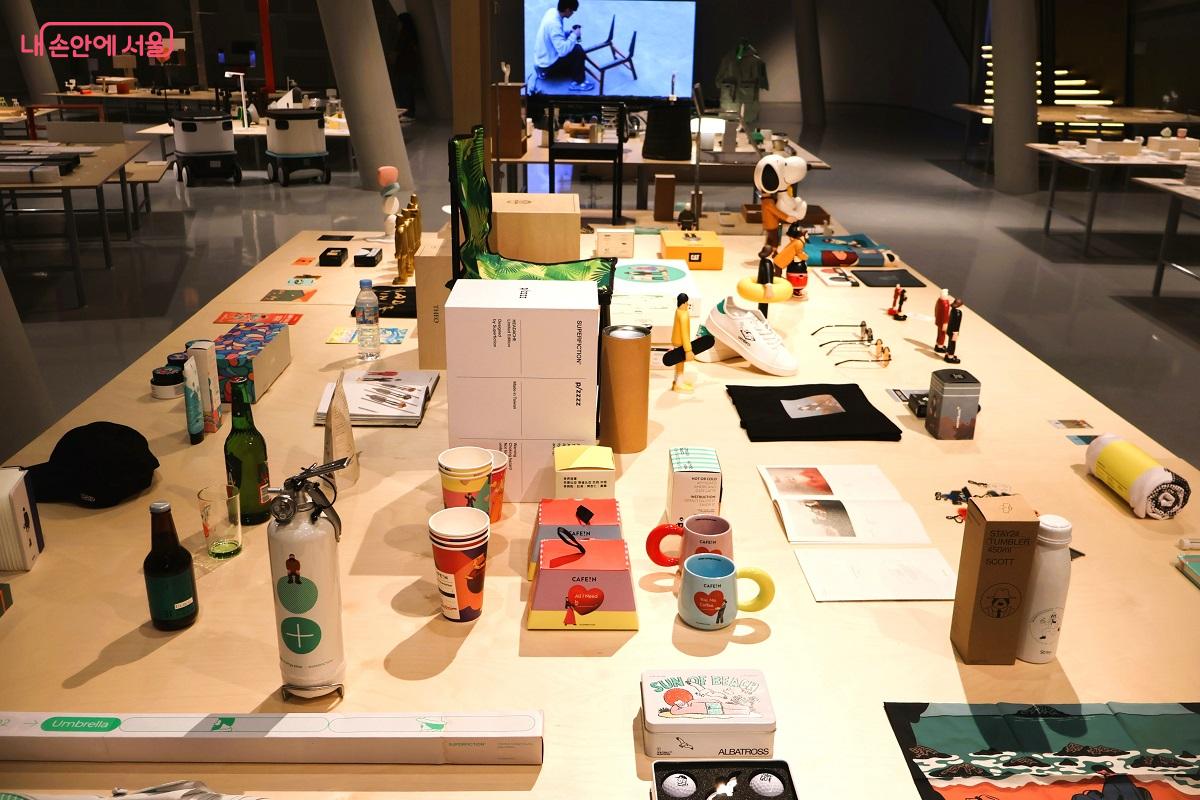 완성된 결과물 뒤에 숨어 있는 디자이너들의 실천, 탐색, 사유의 궤적을 아카이브 형식으로 보여준다. ©이봉덕